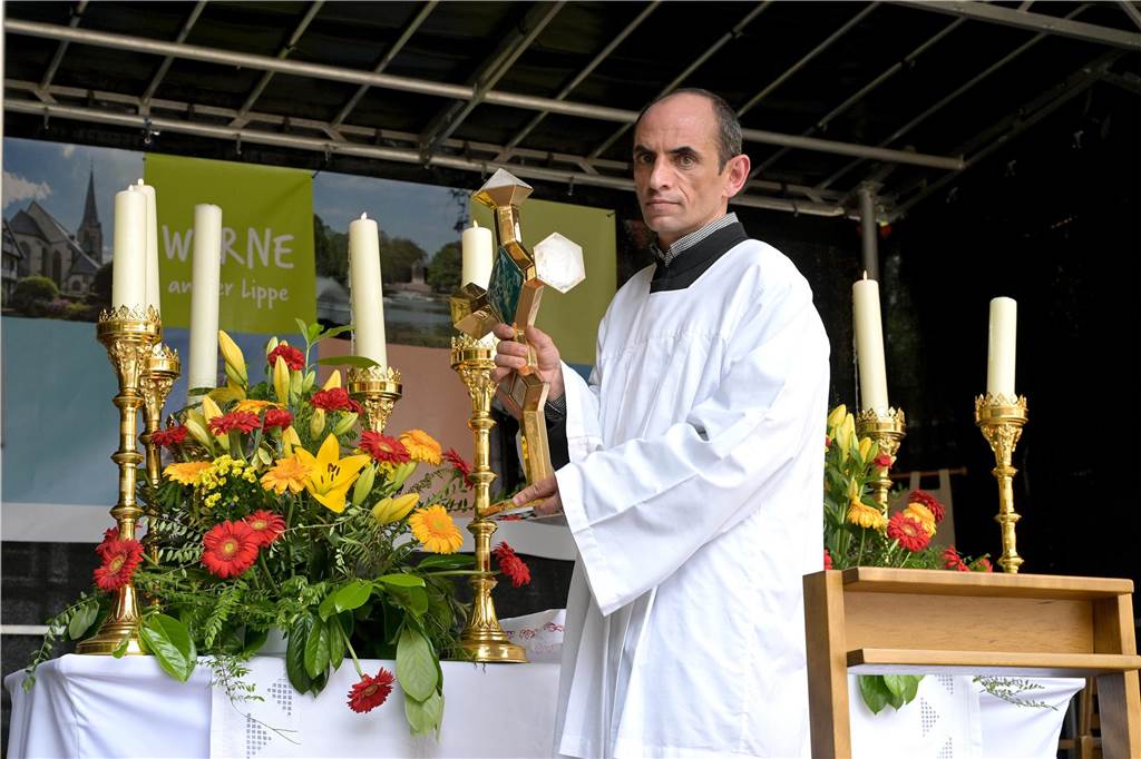 Stadtprozession geht zum 400. Mal durch Werne Zum 400. Mal jährte sich am Sonntag die Stadtprozession in Werne. Sogar ein Papst-Gesandter war dabei. Der Kirchplatz war gut besucht.