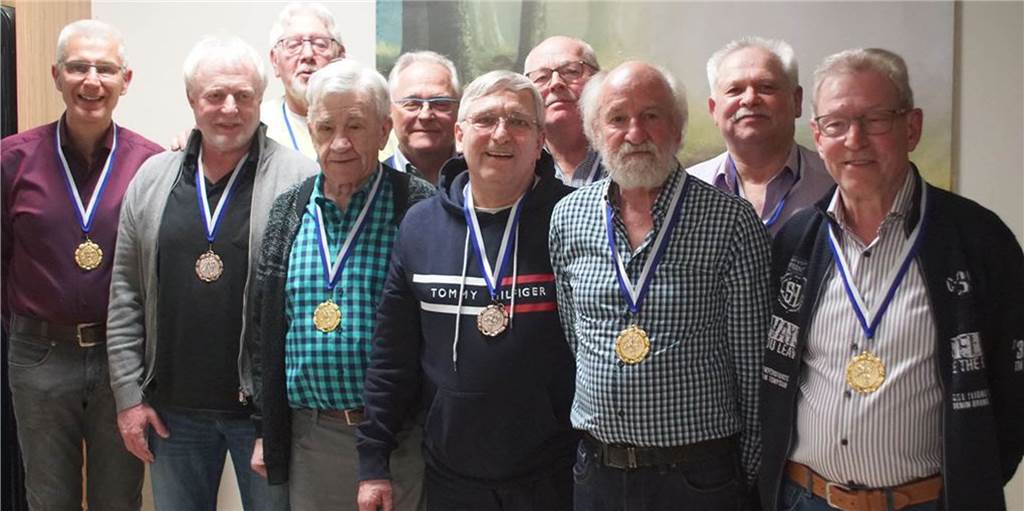 Das letzte Spiel wurde vor 30 Jahren abgepfiffen - doch das Team hält immer noch zusammen Jubilarehrung bei Blau-Weiß 72 Dorsten