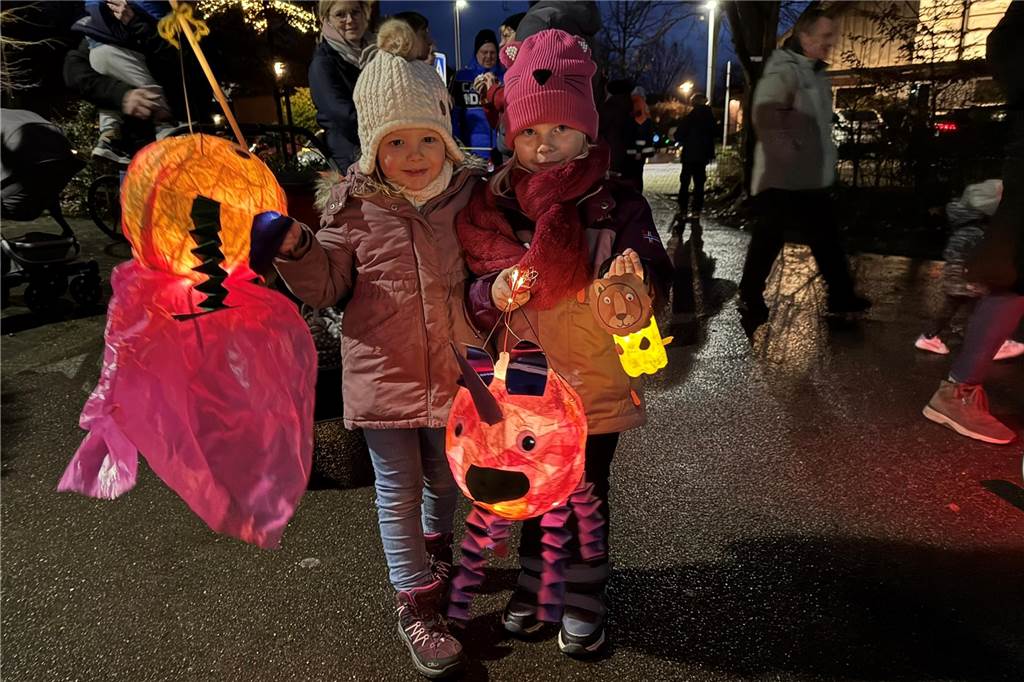 In Erle gab es auch beim 75. Nikolausumzug keine Rute für die Kinder Zum 75. Mal zogen Kinder und Erwachsene mit Nikolaus und Knecht Ruprecht durch Erle.