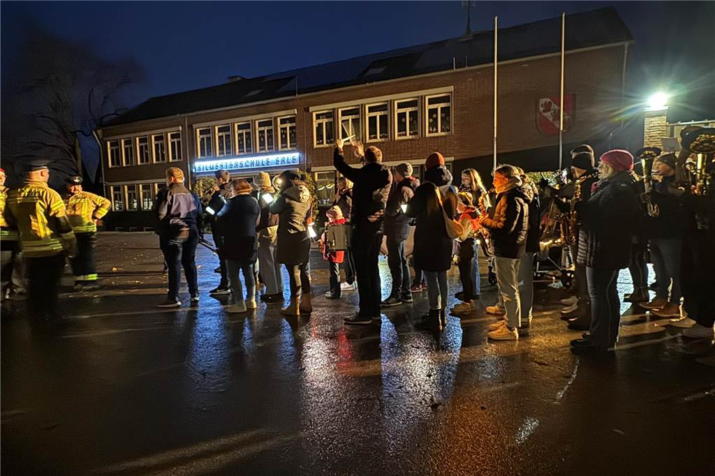 Zum 75. Mal zogen Kinder und Erwachsene mit Nikolaus und Knecht Ruprecht durch Erle.