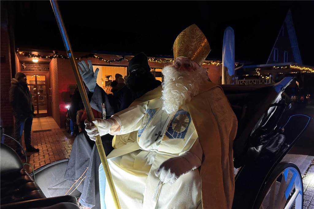 Zum 75. Mal zogen Kinder und Erwachsene mit Nikolaus und Knecht Ruprecht durch Erle.