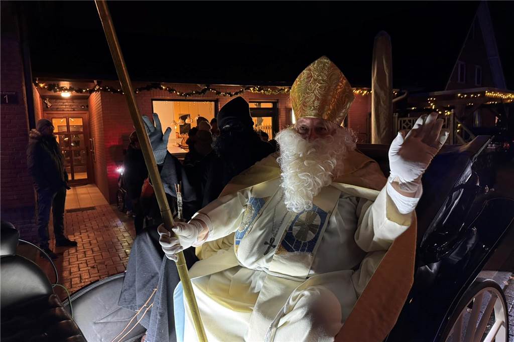 Zum 75. Mal zogen Kinder und Erwachsene mit Nikolaus und Knecht Ruprecht durch Erle.