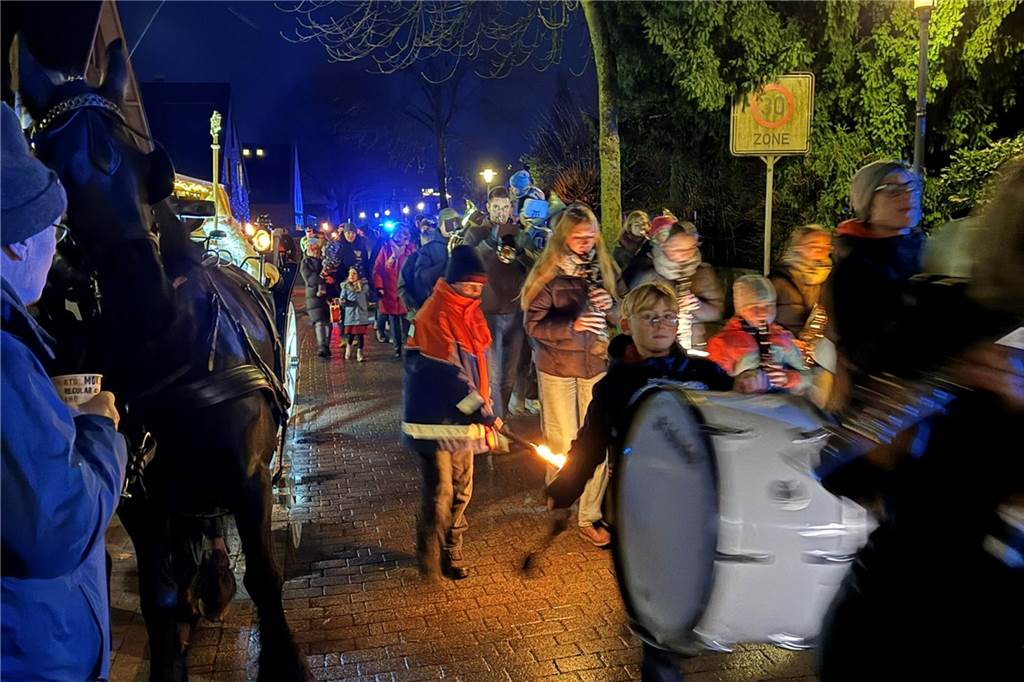 Zum 75. Mal zogen Kinder und Erwachsene mit Nikolaus und Knecht Ruprecht durch Erle.