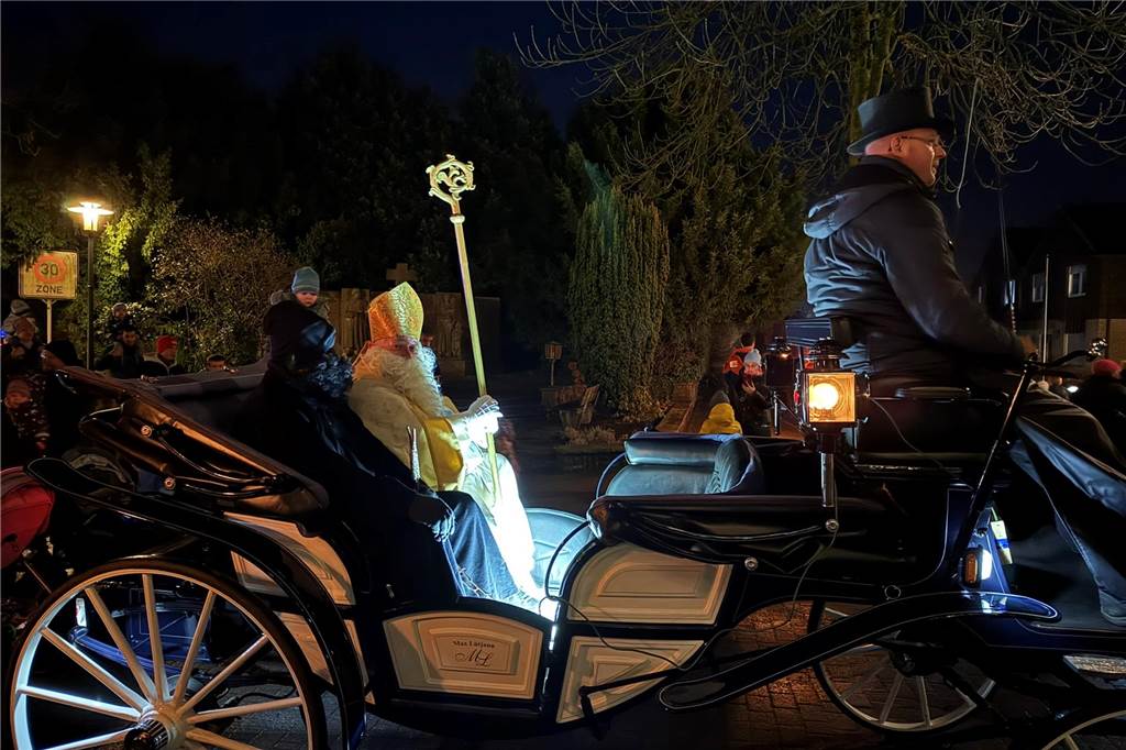 Zum 75. Mal zogen Kinder und Erwachsene mit Nikolaus und Knecht Ruprecht durch Erle.