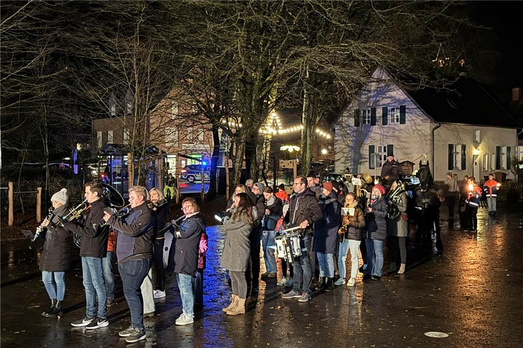 Zum 75. Mal zogen Kinder und Erwachsene mit Nikolaus und Knecht Ruprecht durch Erle.