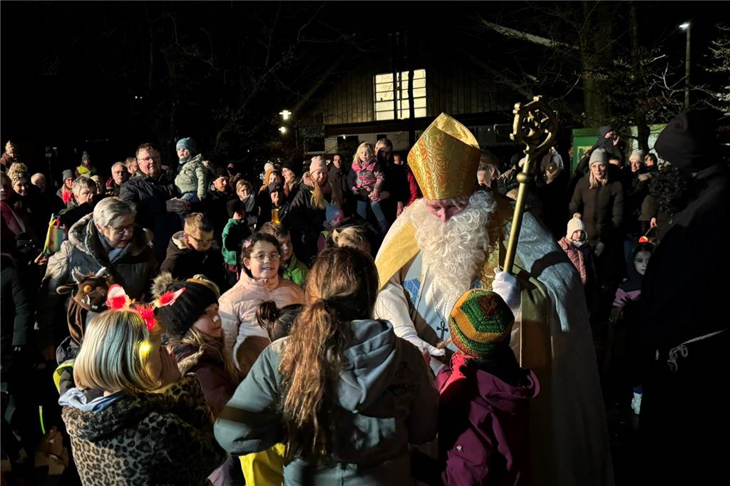 Zum 75. Mal zogen Kinder und Erwachsene mit Nikolaus und Knecht Ruprecht durch Erle.