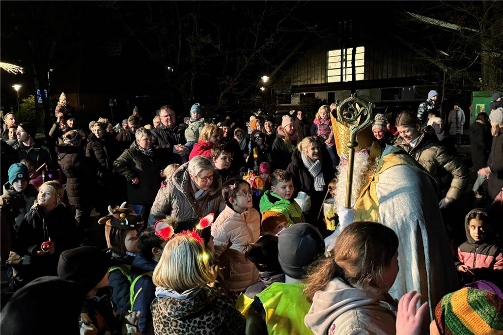 Zum 75. Mal zogen Kinder und Erwachsene mit Nikolaus und Knecht Ruprecht durch Erle.
