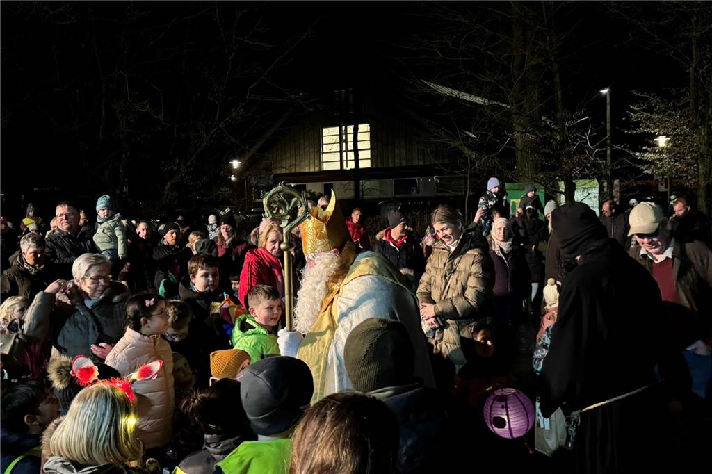 Zum 75. Mal zogen Kinder und Erwachsene mit Nikolaus und Knecht Ruprecht durch Erle.