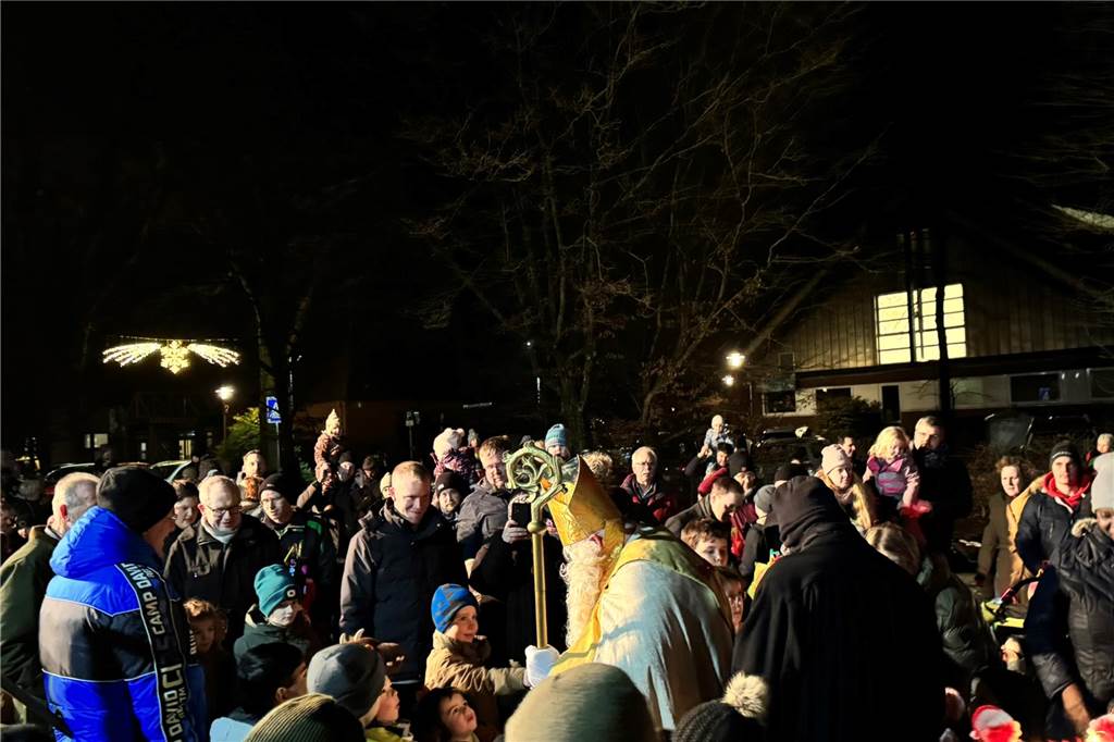 Zum 75. Mal zogen Kinder und Erwachsene mit Nikolaus und Knecht Ruprecht durch Erle.