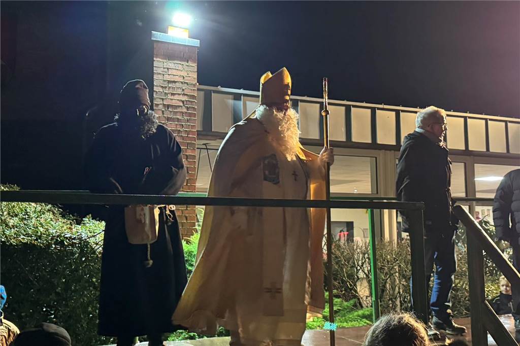 Zum 75. Mal zogen Kinder und Erwachsene mit Nikolaus und Knecht Ruprecht durch Erle.