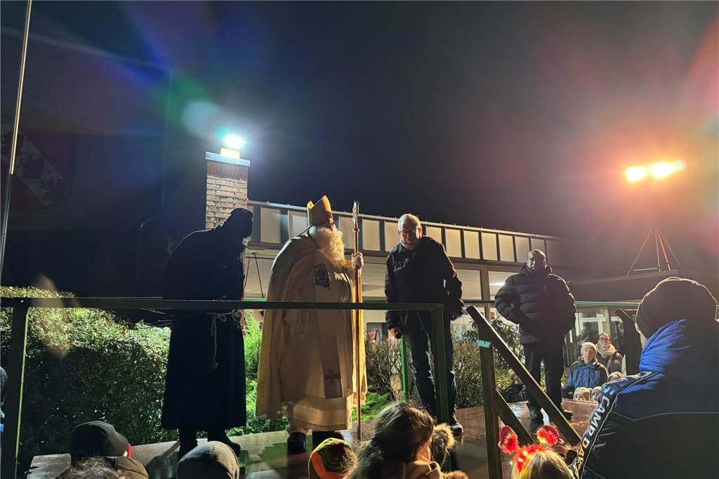 Zum 75. Mal zogen Kinder und Erwachsene mit Nikolaus und Knecht Ruprecht durch Erle.