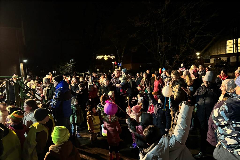 Zum 75. Mal zogen Kinder und Erwachsene mit Nikolaus und Knecht Ruprecht durch Erle.