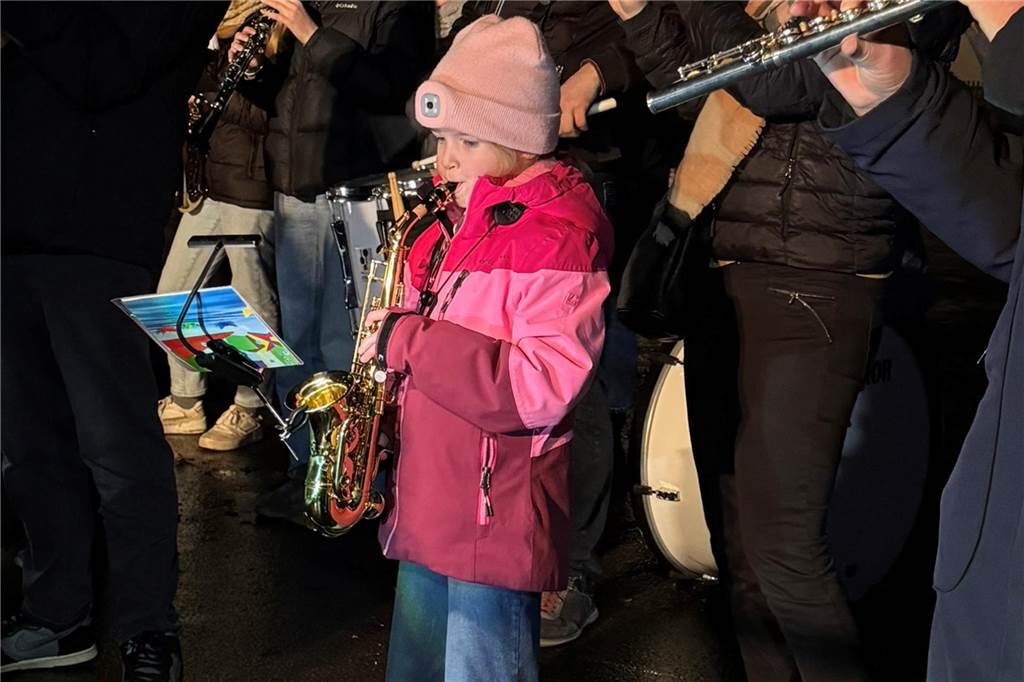 Zum 75. Mal zogen Kinder und Erwachsene mit Nikolaus und Knecht Ruprecht durch Erle.