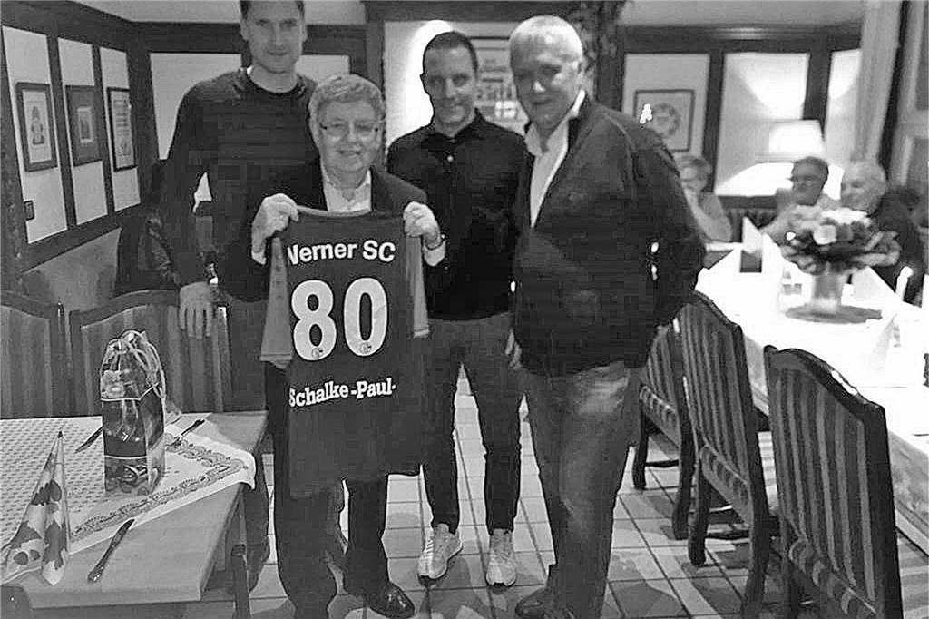 Nach Doppel-Job übernahm Paul Budde Juwelier Bleckmann in Werne Ein Mann hält ein Trikot mit der Nummer 80.