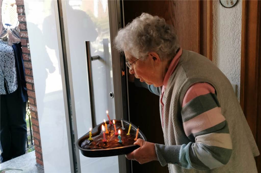 90. Geburtstag allein: Enkel überraschen Oma mit Geburtstagsständchen Zum 90. Geburtstag gab es ein Ständchen mit Sicherheitsabstand und einen Schokokuchen in Herzform.