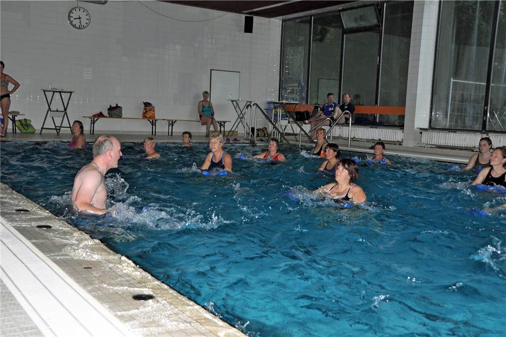 Gabi Kubisch mit dem Ehrenamtspreis ausgezeichnet Mehrere Frauen und ein Mann bei einem Aquafitness-Kurs in einem Schwimmbecken