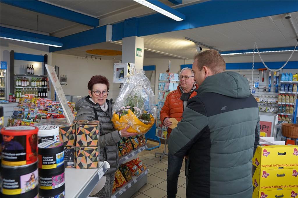 Menschen in der Aral Tankstelle Herbern.