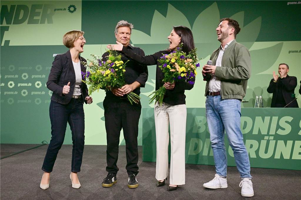 AfD rückt laut Umfrage näher an Union heran: Scholz erhält Entlassungsurkunde - Newsblog Franziska Brantner (l-r), Bundesvorsitzende von Bündnis 90/Die Grünen, Robert Habeck (Bündnis 90/Die Grünen), geschäftsführender Bundesminister für Wirtschaft und Klimaschutz, Annalena Baerbock (Bündnis 90/Die Grünen), geschäftsführende Außenministerin, und Felix Banaszak, Bundesvorsitzender von Bündnis 90/Die Grünen, stehen während des kleinen Parteitags von Bündnis 90/Die Grünen nach einer Blumenstraußübergabe auf der Bühne.