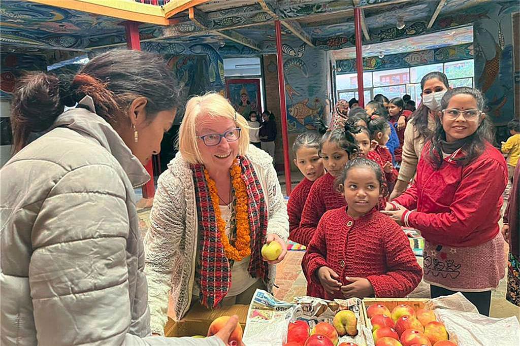 Hilfseinsatz in Nepal: Dr. Ursula Dorka greift noch mal zum Bohrer Zum Abschied schenkte Dr. Ursula Dorka (2.v.l.) den Kindern des Leprahilfe-Zentrums in Kathmandu, frische Äpfel. Sie selbst erhielt eine Blumenkette umgehängt.