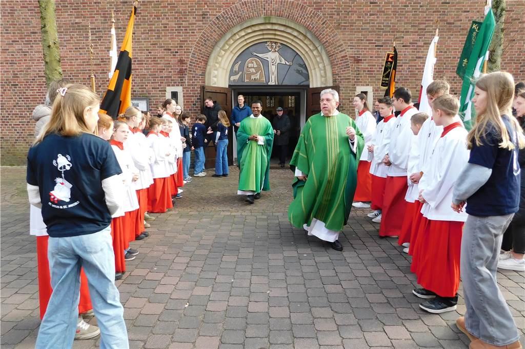 Pater Raju und Messdiener und Pastor Scho