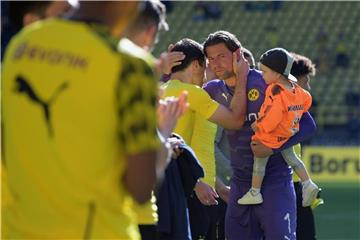 Zum Abschied von Roman Weidenfeller gibt es Blumen und warmen Applaus. Der Rest der Mannschaft wurde ausgepfiffen. Foto: Ina Fassbender