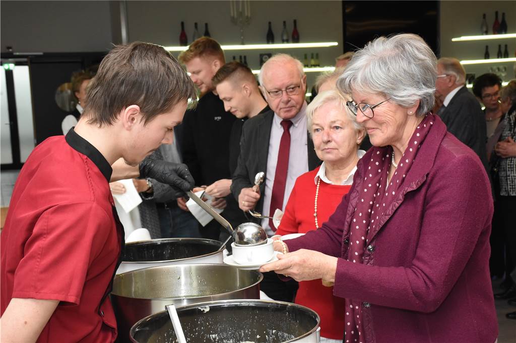 Viele Fotos: Ahauser Neujahrsempfang mit Sekt, neuem Image-Video und Spahn-Komplimenten Zum Abschluss den Neujahrsempfang lud die Stadt Ahaus zu Suppe und Getränken ein.