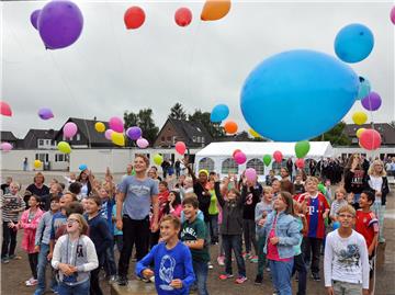 Zum Abschluss der Eröffnungsfeier der neuen Sekundarschule Kirchhellen ließen die Schüler bunte Ballons in den Himmel steigen.
