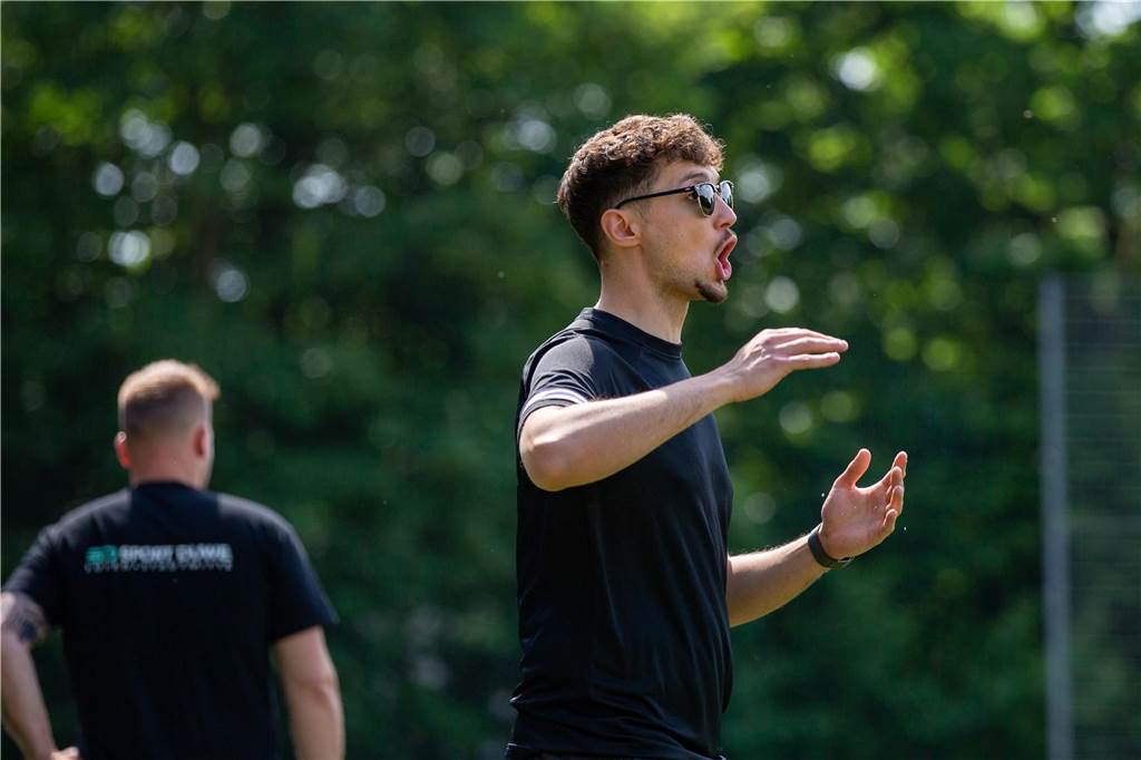 Ilker Besok über Saisonauftakt: „Eine Saison mit vielen Schwankungen“ Ilker Besok mit Blick auf das Spielfeld.