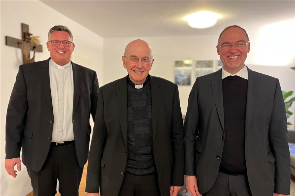 „Fünf vor Zwölf“: Katholischen Gemeinden in Dorsten gehen die Pfarrer aus Zum Abschluss der Tour durch das Kreisdekanat Recklinghausen kamen Dechant Dr. Stephan Rüdiger, Bischof Dr. Felix Genn und Weihbischof Rolf Lohmann (von links) im Pfarrhaus St. Agatha zusammen.