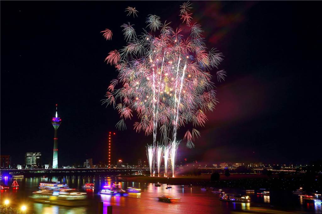 Japan-Tag 2023 in Düsseldorf: Termin, Programm, Feuerwerk - Alle Infos im Überblick Feuerwerkskörper explodieren über dem Rhein in Düsseldorf (Nordrhein-Westfalen) am Japan-Tag.