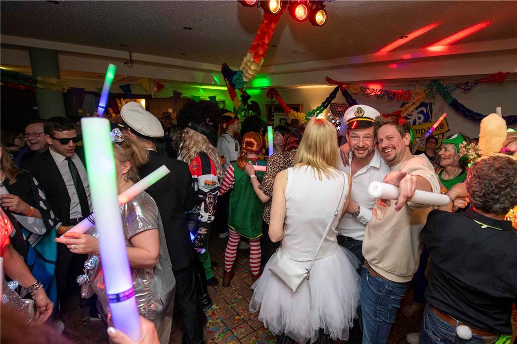 Zum Abschluss des Rosenmontags in Haltern am See (3.3.2025) fand im Kolpingtreff eine große Karnevalsparty mit dem DJ-Trio Marnedö statt.