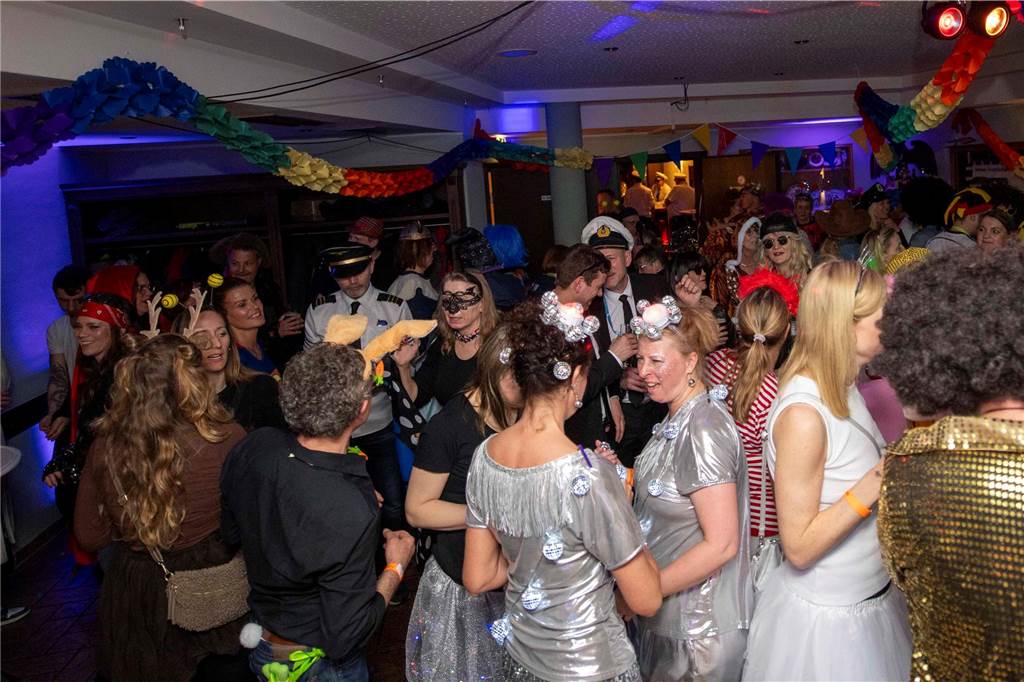 Zum Abschluss des Rosenmontags in Haltern am See (3.3.2025) fand im Kolpingtreff eine große Karnevalsparty mit dem DJ-Trio Marnedö statt.