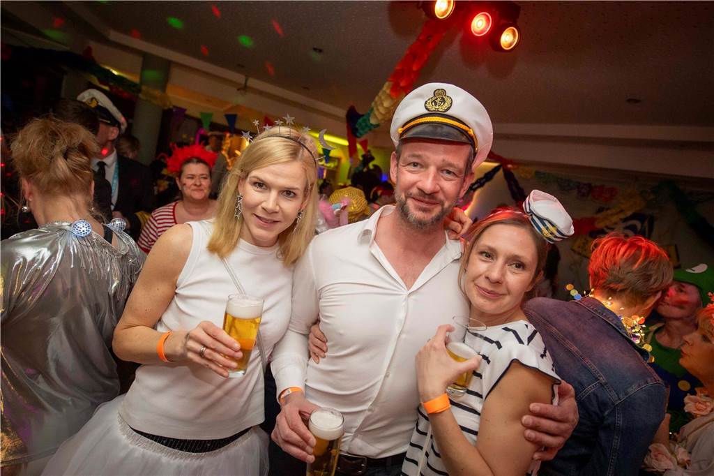 Zum Abschluss des Rosenmontags in Haltern am See (3.3.2025) fand im Kolpingtreff eine große Karnevalsparty mit dem DJ-Trio Marnedö statt.