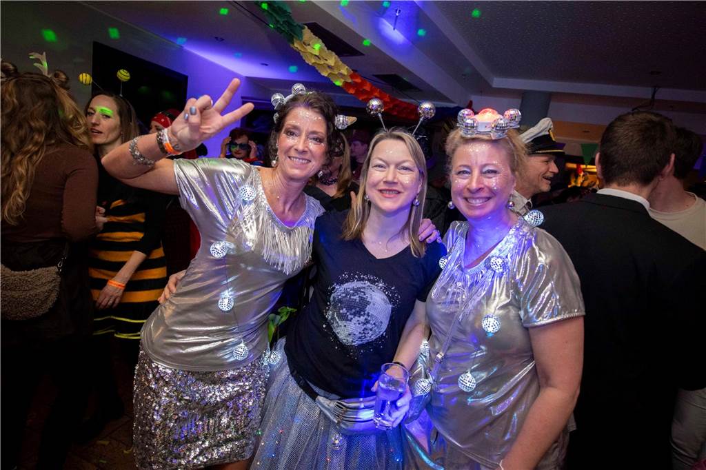 Zum Abschluss des Rosenmontags in Haltern am See (3.3.2025) fand im Kolpingtreff eine große Karnevalsparty mit dem DJ-Trio Marnedö statt.