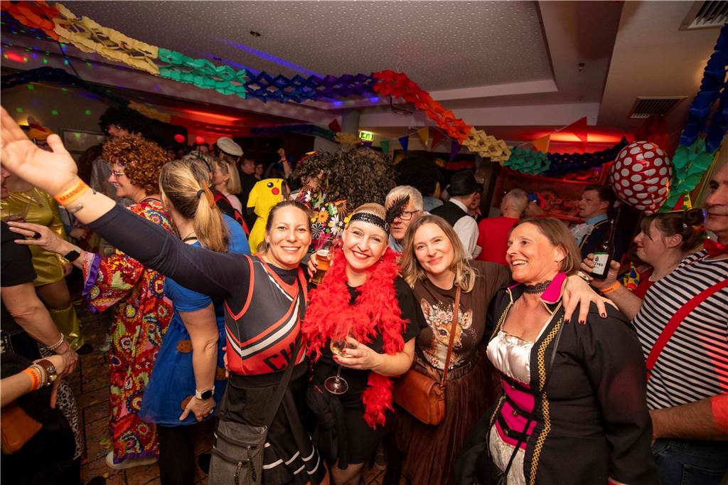 Zum Abschluss des Rosenmontags in Haltern am See (3.3.2025) fand im Kolpingtreff eine große Karnevalsparty mit dem DJ-Trio Marnedö statt.