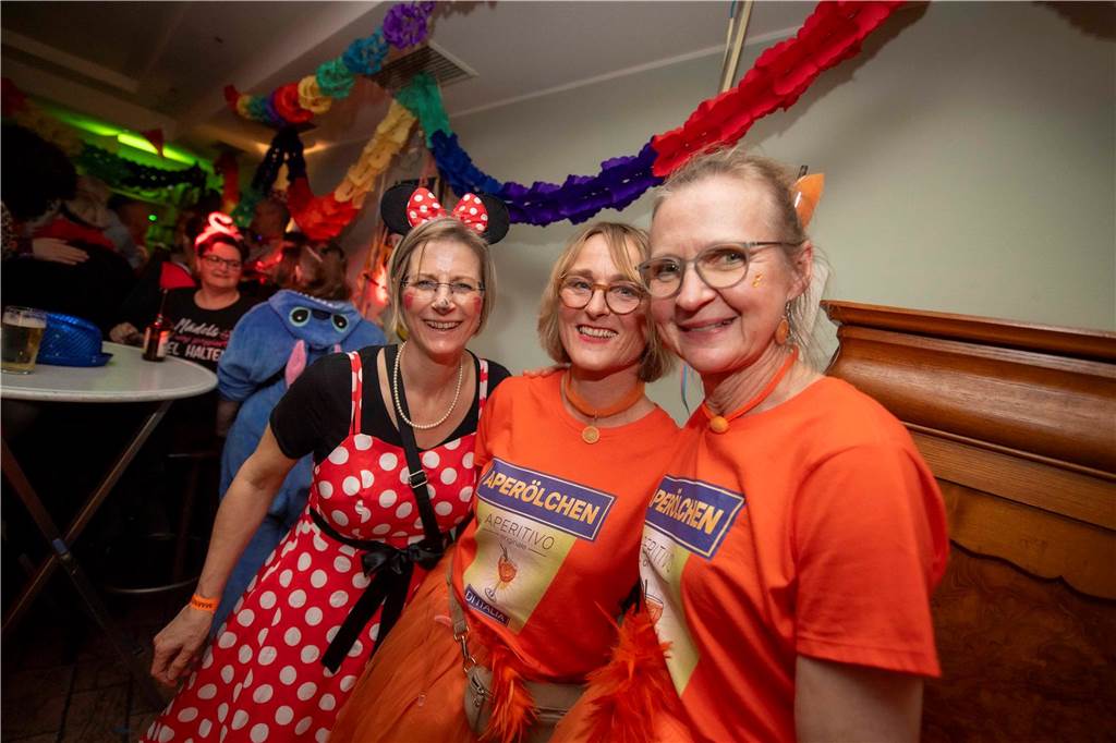 Zum Abschluss des Rosenmontags in Haltern am See (3.3.2025) fand im Kolpingtreff eine große Karnevalsparty mit dem DJ-Trio Marnedö statt.