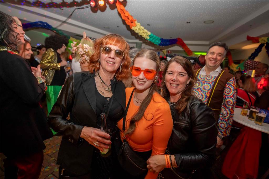 Zum Abschluss des Rosenmontags in Haltern am See (3.3.2025) fand im Kolpingtreff eine große Karnevalsparty mit dem DJ-Trio Marnedö statt.