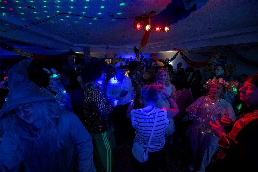 Zum Abschluss des Rosenmontags in Haltern am See (3.3.2025) fand im Kolpingtreff eine große Karnevalsparty mit dem DJ-Trio Marnedö statt.