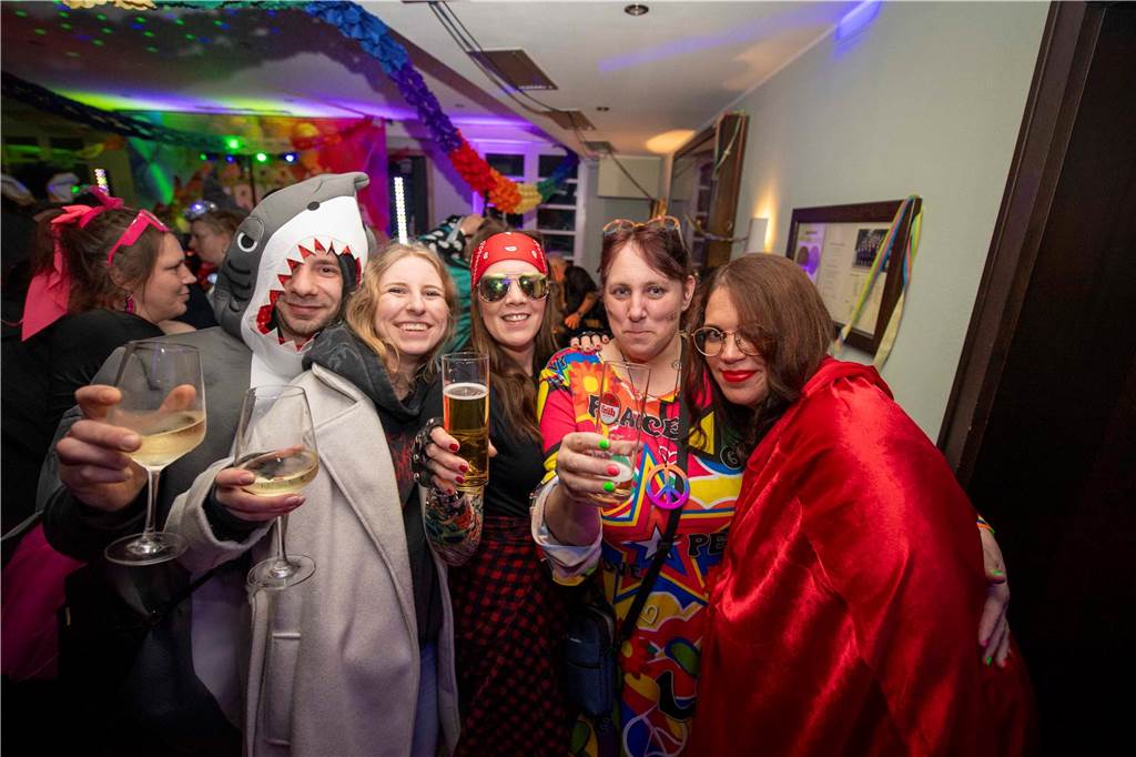 Zum Abschluss des Rosenmontags in Haltern am See (3.3.2025) fand im Kolpingtreff eine große Karnevalsparty mit dem DJ-Trio Marnedö statt.