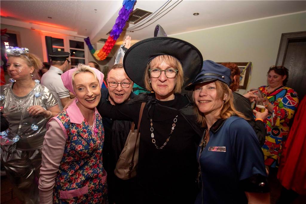 Zum Abschluss des Rosenmontags in Haltern am See (3.3.2025) fand im Kolpingtreff eine große Karnevalsparty mit dem DJ-Trio Marnedö statt.