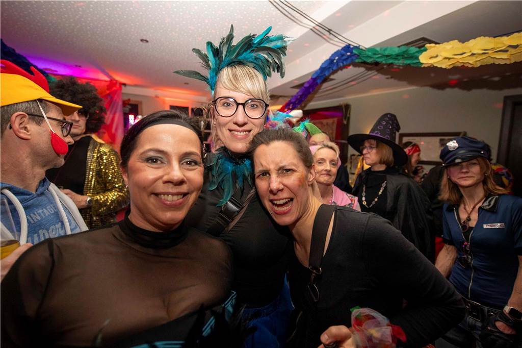 Zum Abschluss des Rosenmontags in Haltern am See (3.3.2025) fand im Kolpingtreff eine große Karnevalsparty mit dem DJ-Trio Marnedö statt.