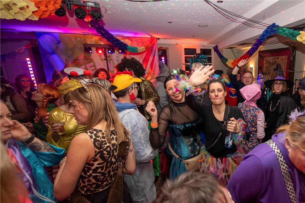 Zum Abschluss des Rosenmontags in Haltern am See (3.3.2025) fand im Kolpingtreff eine große Karnevalsparty mit dem DJ-Trio Marnedö statt.