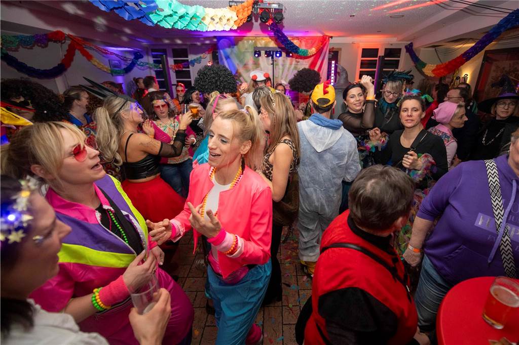 Zum Abschluss des Rosenmontags in Haltern am See (3.3.2025) fand im Kolpingtreff eine große Karnevalsparty mit dem DJ-Trio Marnedö statt.