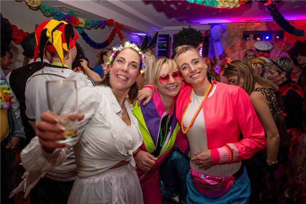 Zum Abschluss des Rosenmontags in Haltern am See (3.3.2025) fand im Kolpingtreff eine große Karnevalsparty mit dem DJ-Trio Marnedö statt.