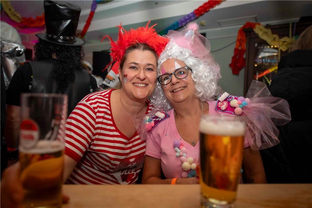 Zum Abschluss des Rosenmontags in Haltern am See (3.3.2025) fand im Kolpingtreff eine große Karnevalsparty mit dem DJ-Trio Marnedö statt.