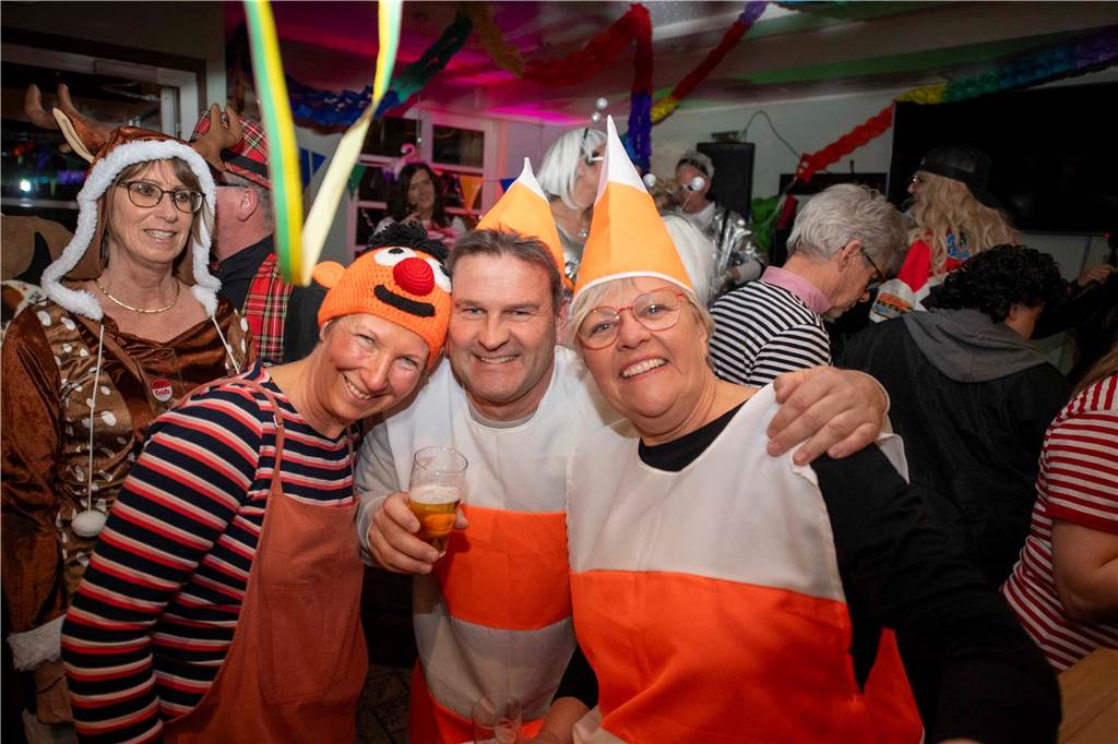 Zum Abschluss des Rosenmontags in Haltern am See (3.3.2025) fand im Kolpingtreff eine große Karnevalsparty mit dem DJ-Trio Marnedö statt.