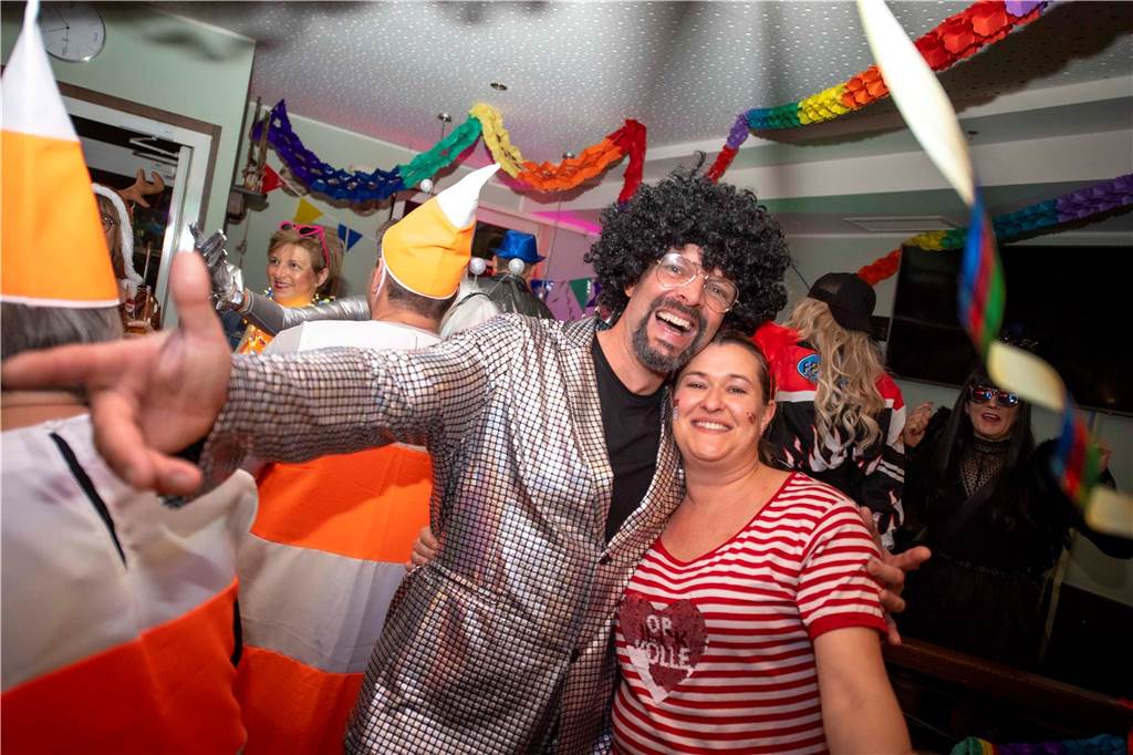 Zum Abschluss des Rosenmontags in Haltern am See (3.3.2025) fand im Kolpingtreff eine große Karnevalsparty mit dem DJ-Trio Marnedö statt.