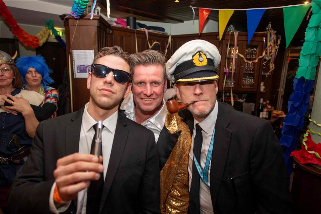 Zum Abschluss des Rosenmontags in Haltern am See (3.3.2025) fand im Kolpingtreff eine große Karnevalsparty mit dem DJ-Trio Marnedö statt.