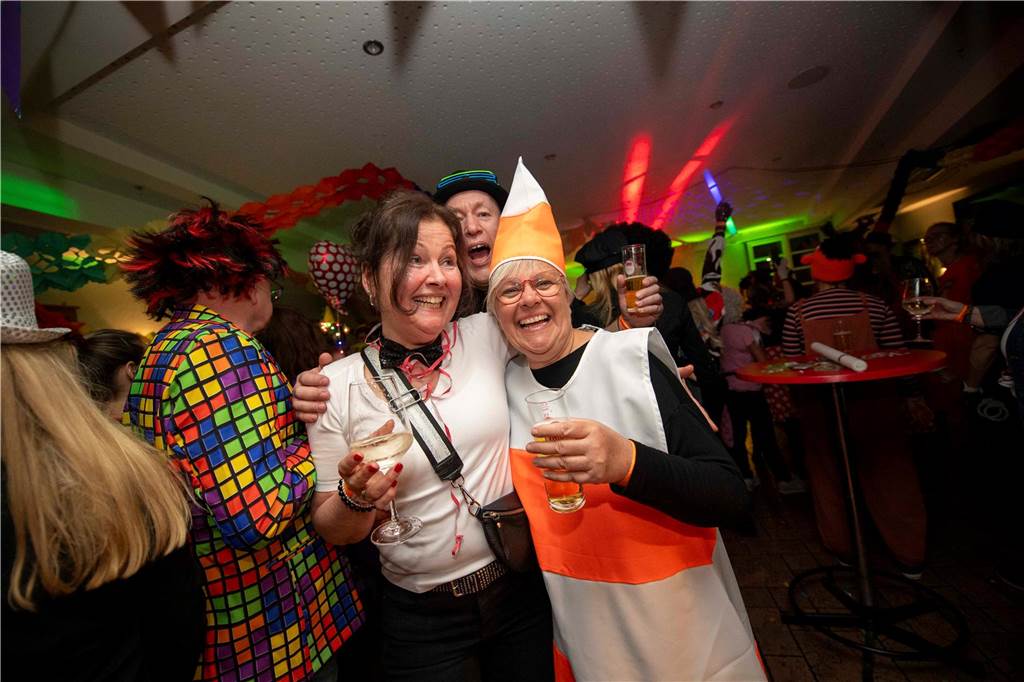 Zum Abschluss des Rosenmontags in Haltern am See (3.3.2025) fand im Kolpingtreff eine große Karnevalsparty mit dem DJ-Trio Marnedö statt.