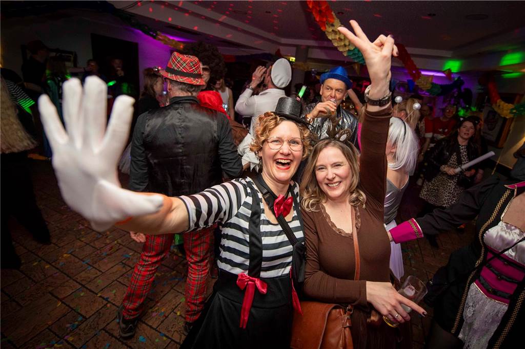 Zum Abschluss des Rosenmontags in Haltern am See (3.3.2025) fand im Kolpingtreff eine große Karnevalsparty mit dem DJ-Trio Marnedö statt.